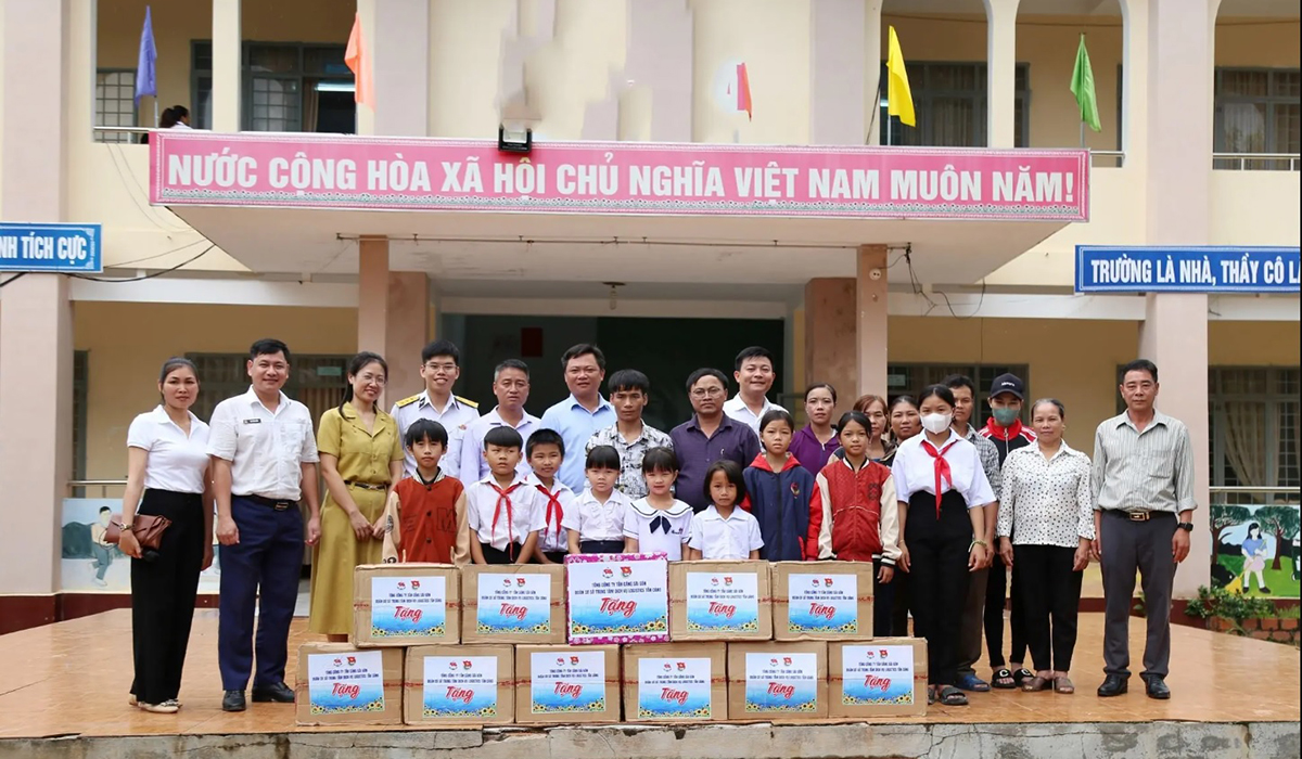 Chương trình “Nâng bước em đến trường” tại huyện Ia H’Drai