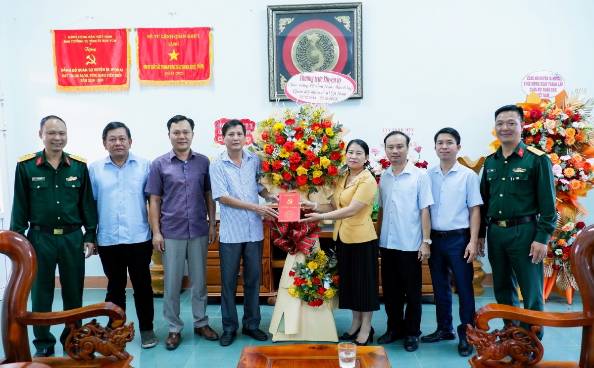 Lãnh đạo huyện thăm, chúc mừng Ngày thành lập Quân đội nhân dân Việt Nam