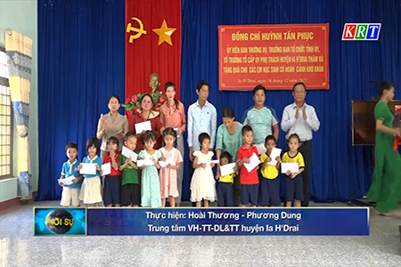 Trao tặng quà cho học sinh có hoàn cảnh khó khăn trên địa bàn huyện Ia H'Drai