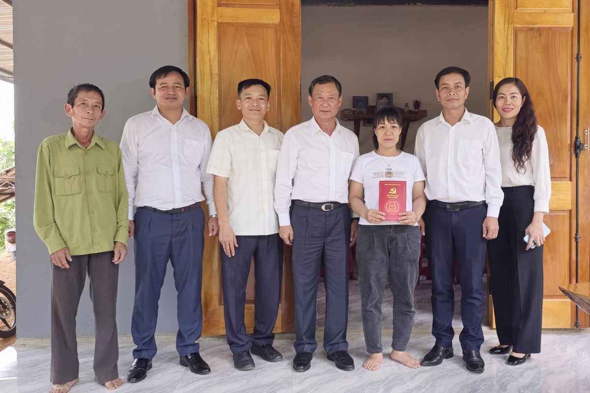 Trưởng Ban Tổ chức Tỉnh ủy trao hỗ trợ xây dựng nhà Đại đoàn kết tại xã Ia Đal