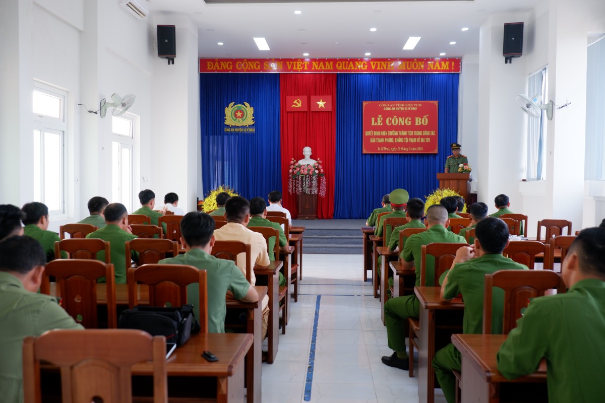 Khen thưởng đột xuất cho tập thể, cá nhân có thành tích xuất sắc trong đấu tranh phòng, chống tội phạm về ma tuý