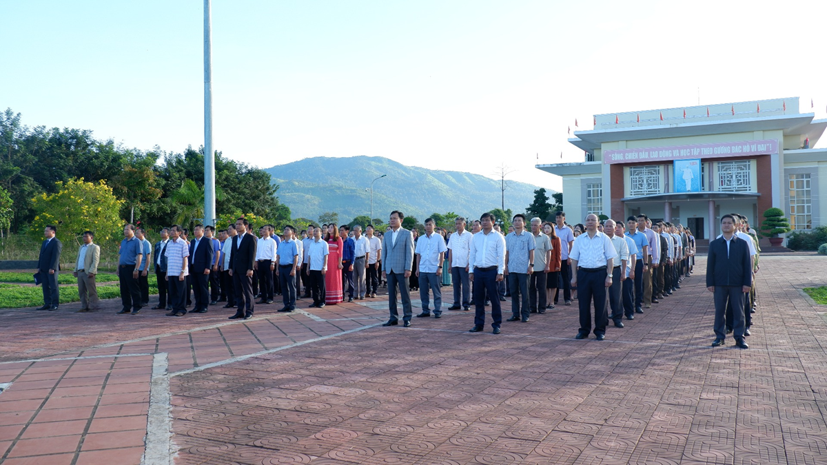 Huyện Ia H'Drai tổ chức Lễ Chào cờ và sinh hoạt tư tưởng dưới Cờ tháng 12/2023