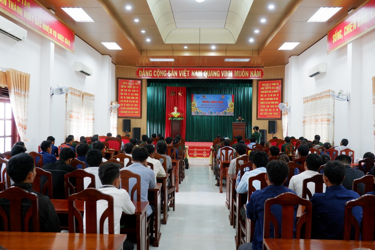 Chi nhánh 716 thăm, tặng quà cho công đoàn có hoàn cảnh khó khăn nhân dịp Tháng công nhân năm 2024