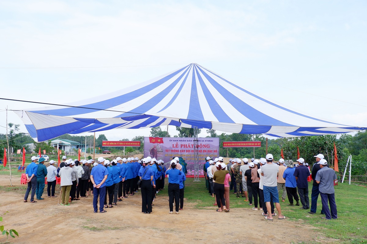 Ia H’Drai: Phát động “Tết trồng cây, đời đời nhớ ơn Bác Hồ” kết hợp hưởng ứng ngày Môi trường thế giới 05/6