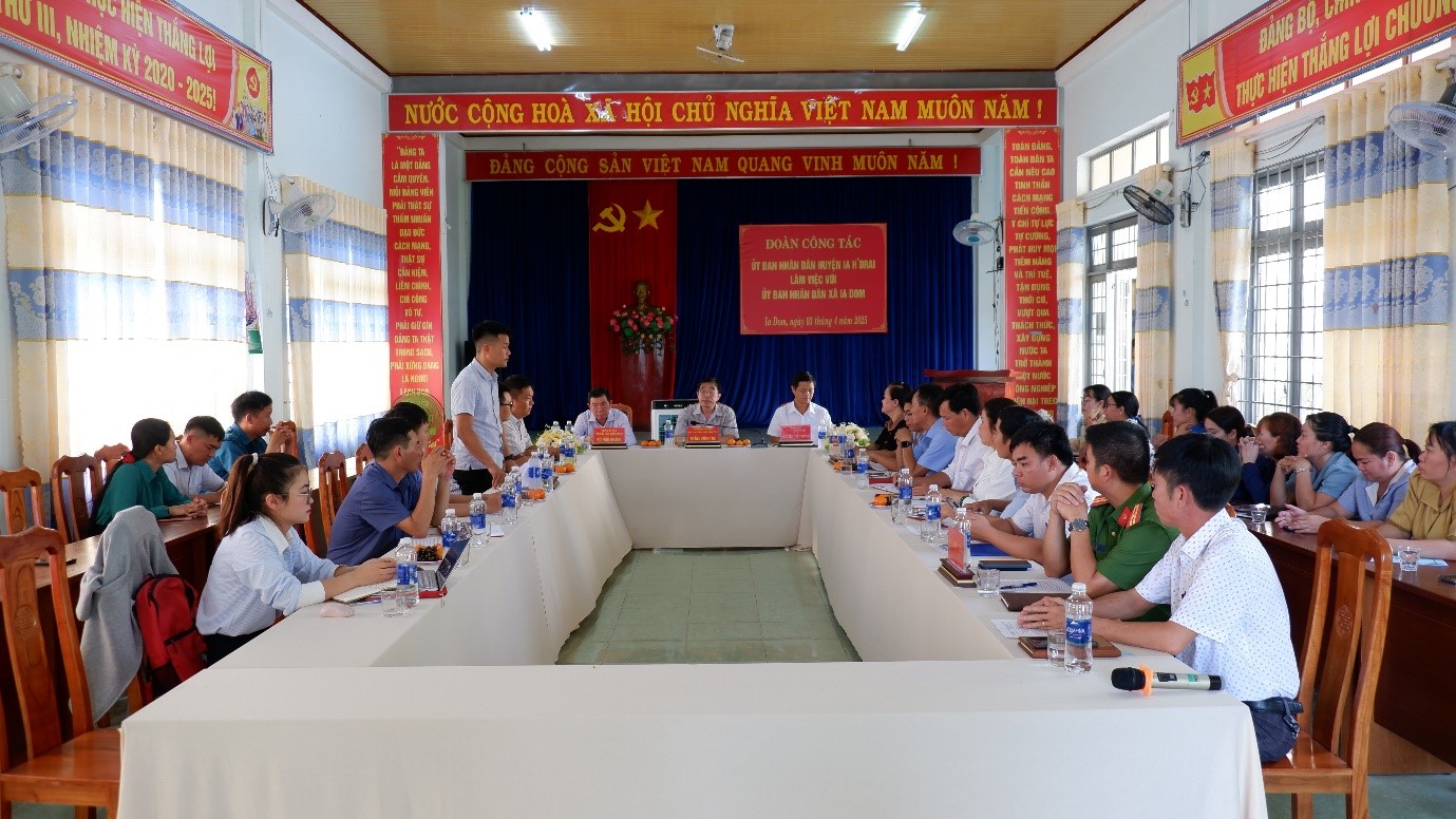 Đoàn công tác UBND huyện làm việc với UBND xã Ia Dom.
