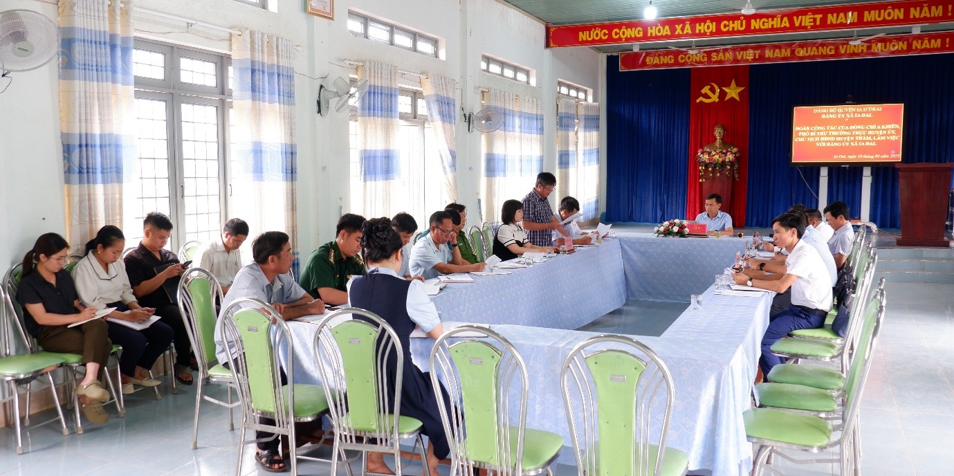 Đồng chí Phó Bí thư thường trực Huyện ủy, Chủ tịch HĐND huyện làm việc với Đảng ủy xã Ia Đal