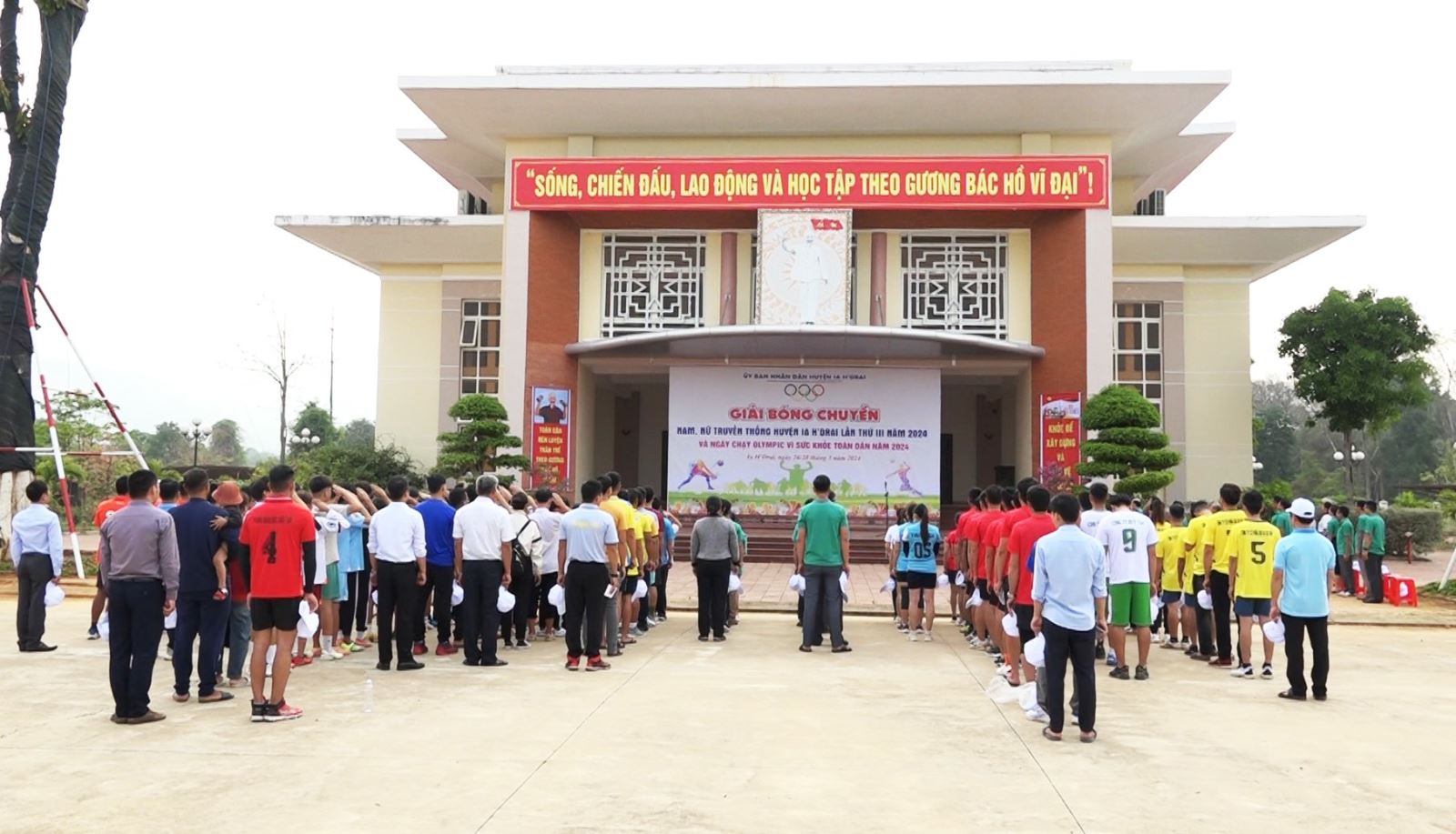 Khai mạc Giải bóng chuyền truyền thống và Ngày chạy Olympic