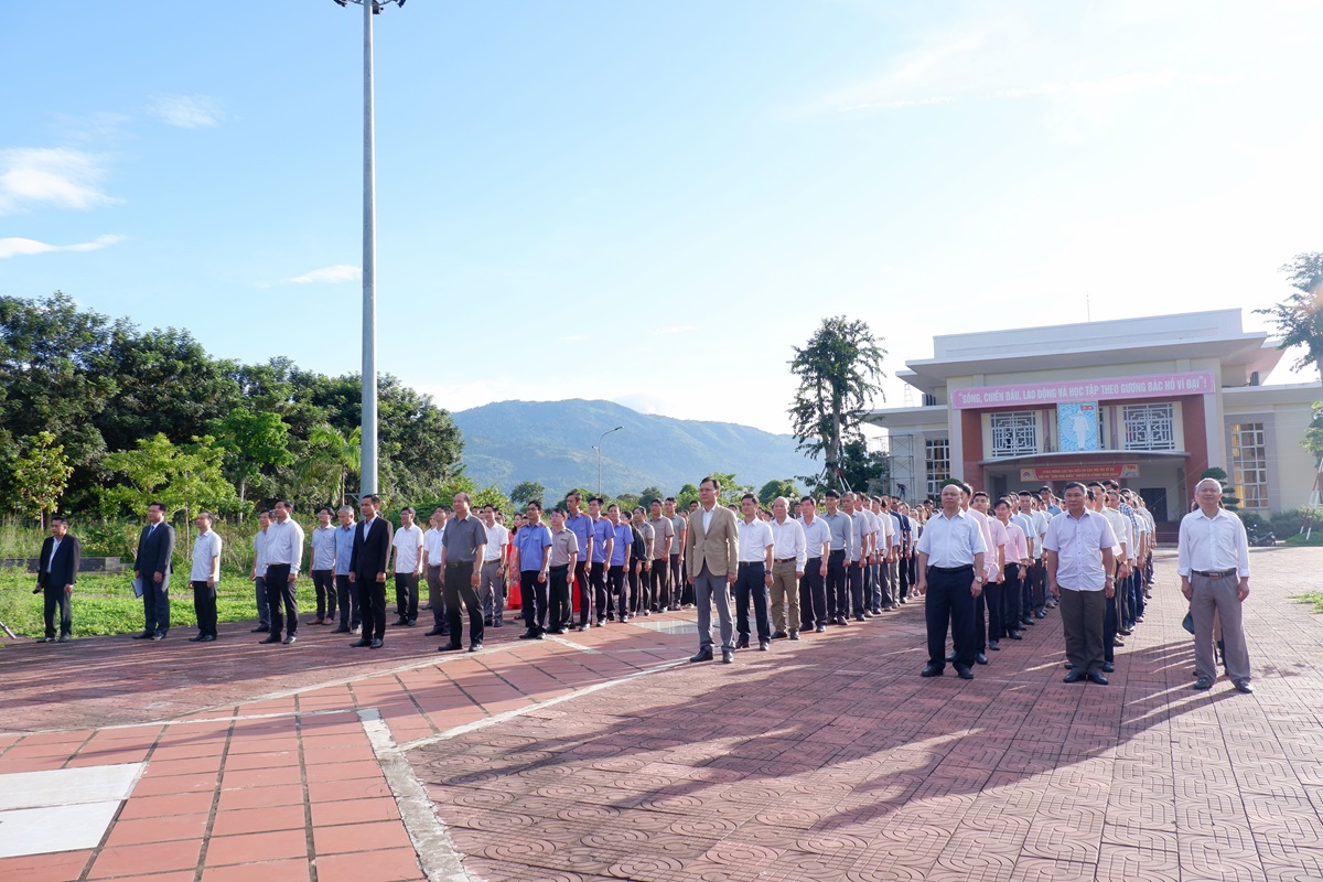 Huyện Ia H’Drai tổ chức Lễ chào cờ tháng 11/2024