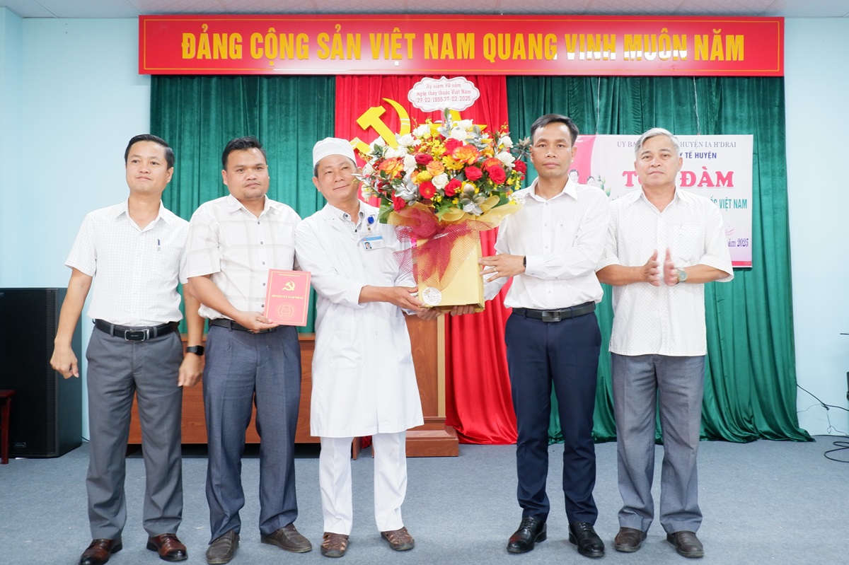 Thường trực Huyện ủy thăm, chúc mừng ngành Y tế nhân ngày Thầy thuốc Việt Nam