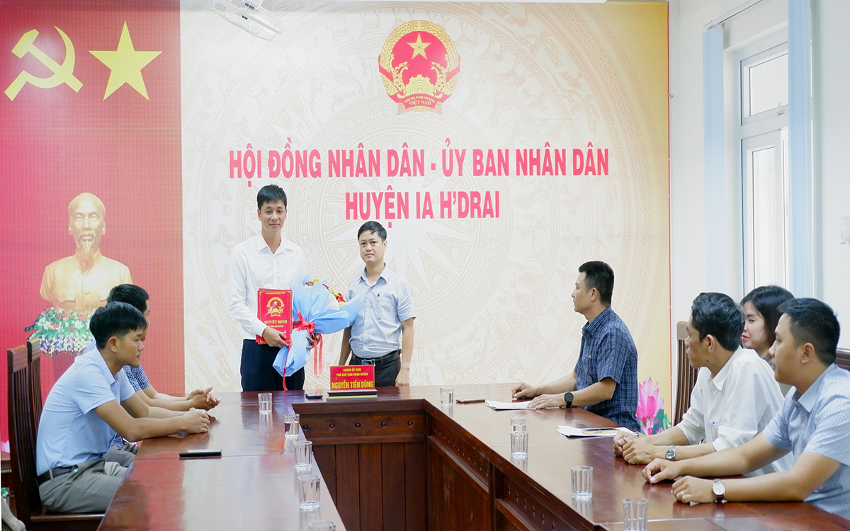 Công bố Nghị quyết thành lập phòng Tài nguyên và Môi trường và công tác cán bộ