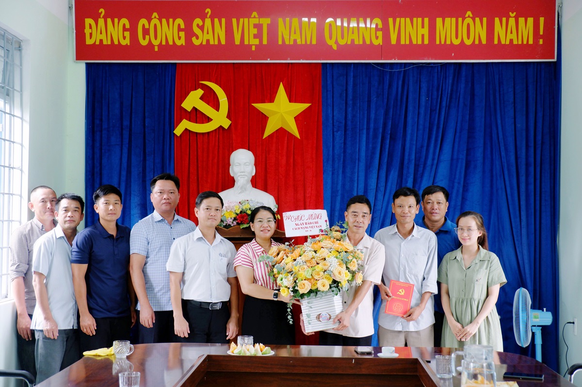 Bí thư Huyện ủy chúc mừng Ngày Báo chí Cách mạng Việt Nam 21/6