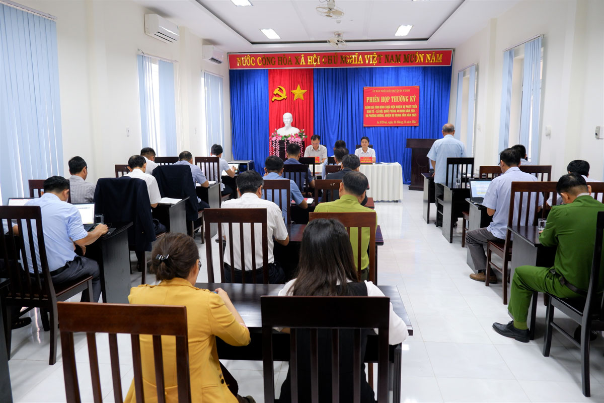 Ủy ban nhân dân huyện họp phiên thường kỳ đánh giá tình hình thực hiện nhiệm vụ phát triển kinh tế - xã hội, quốc phòng, an ninh năm 2024 và phương hướng, nhiệm vụ trọng tâm năm 2025.