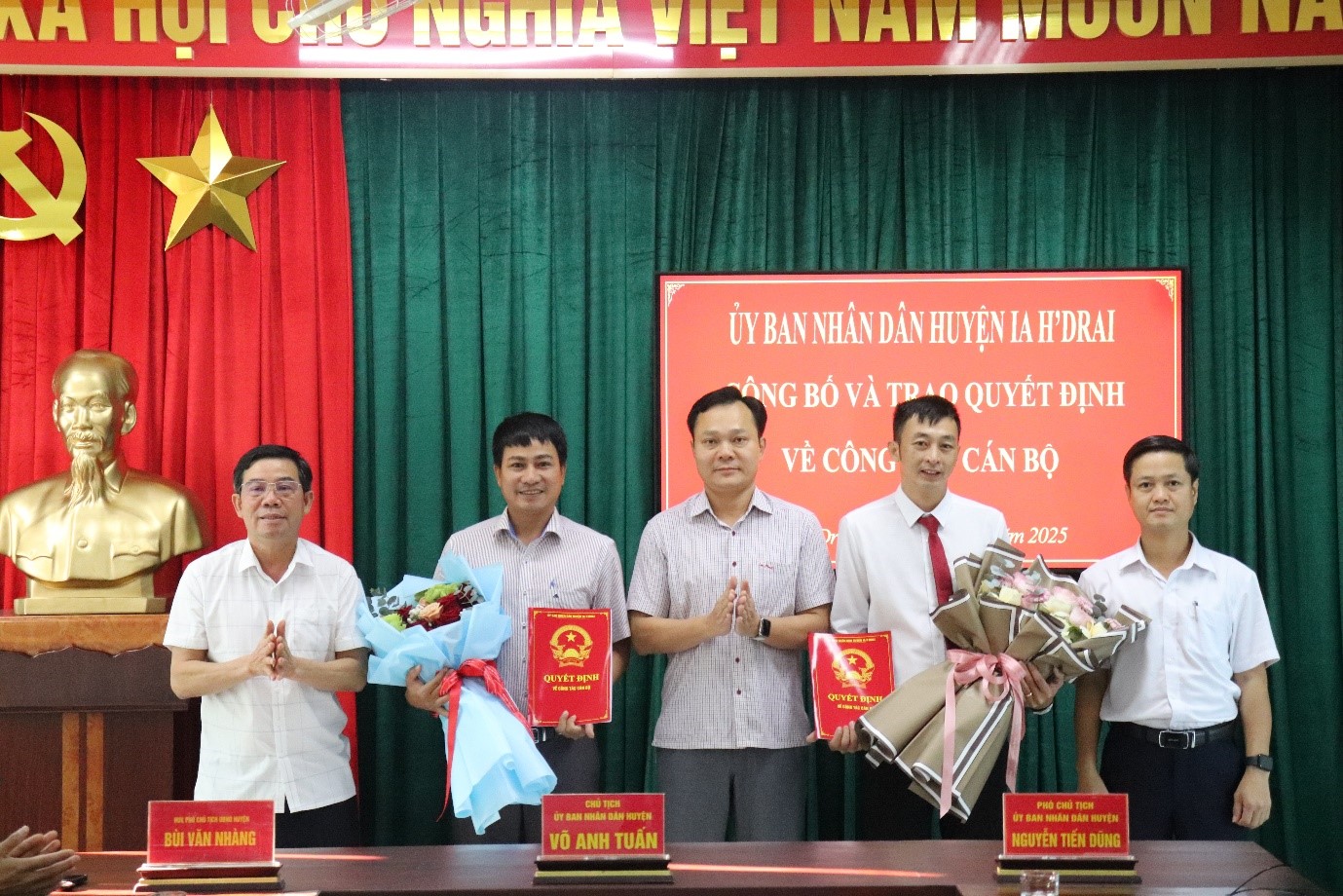 Công bố và trao Quyết định về công tác cán bộ
