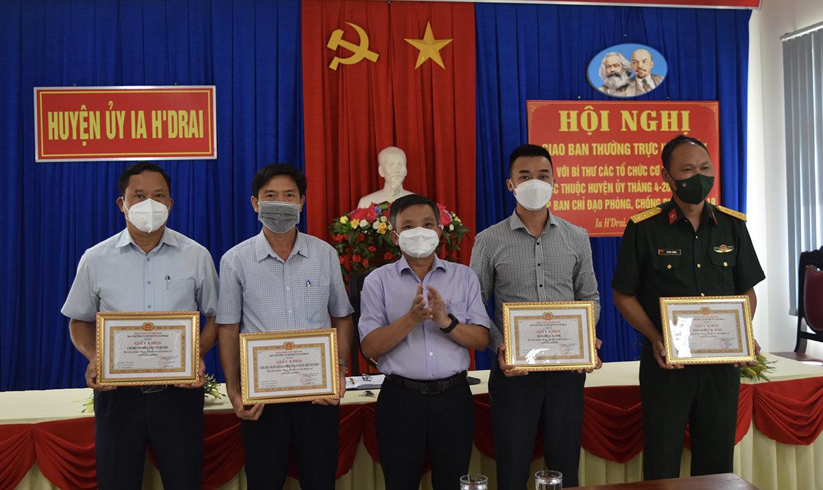 Hội nghị giao ban Thường trực Huyện ủy với tổ chức cơ sở Đảng thường kỳ tháng 04 năm 2022