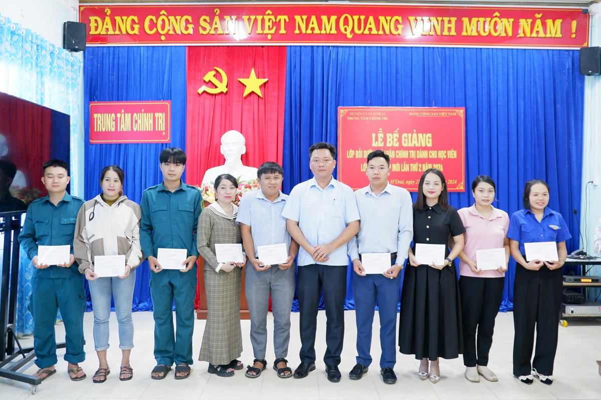 Bế giảng lớp bồi dưỡng lý luận chính trị dành cho đảng viên mới lần thứ 2 năm 2024