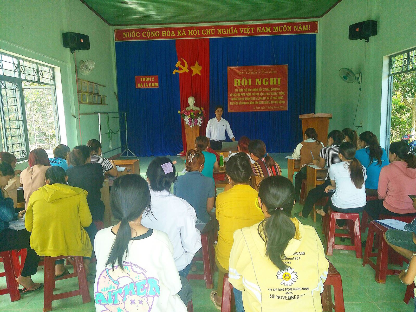 Tập huấn phổ biến, hướng dẫn kỹ thuật chăm sóc và các biện pháp phòng trừ sinh vật gây hại trên cây trồng