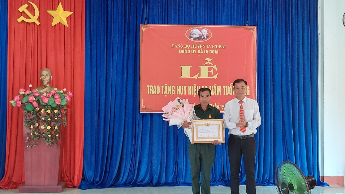 Trao tặng Huy hiệu 30 năm tuổi Đảng đợt 3/2/2024