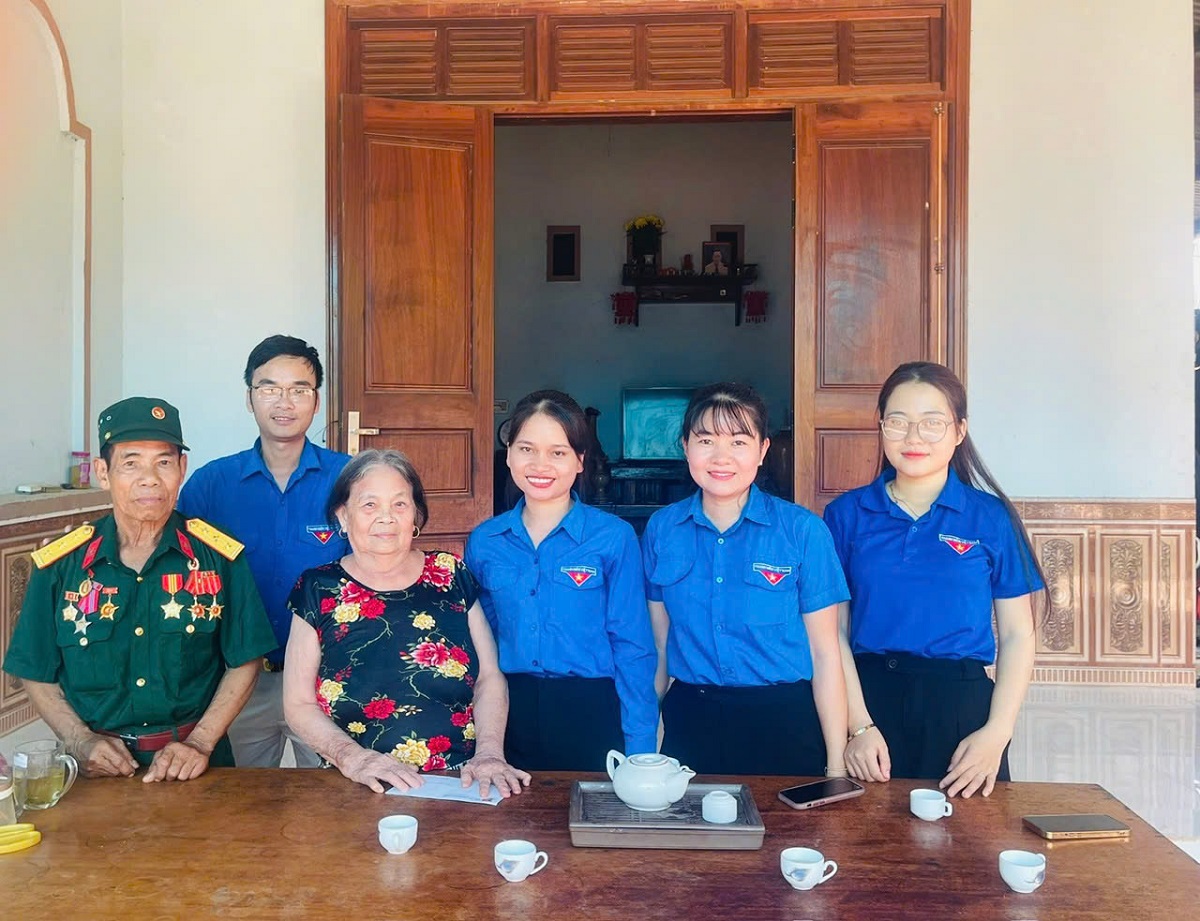 Huyện đoàn Ia H’Drai tổ chức thăm, tặng quà các gia đình chính sách, người có công trên địa bàn xã Ia Dom