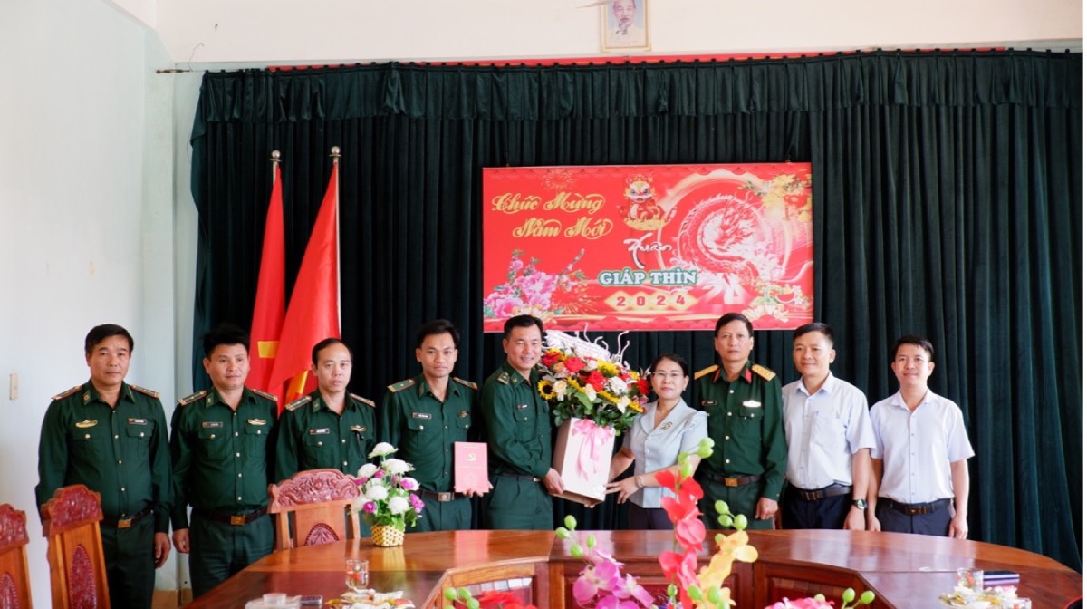 Đồng chí Bí thư Huyện uỷ thăm, chúc ngày truyền thống Bộ đội Biên phòng Việt Nam