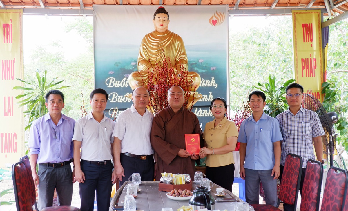 Bí thư Huyện ủy thăm chùa Huệ Khánh nhân dịp lễ Phật đản năm 2024