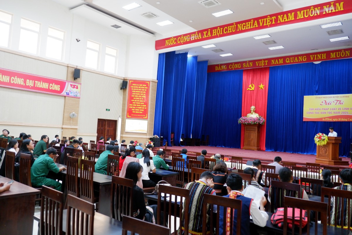 Hội thi tìm hiểu pháp luật về lĩnh vực công tác dân tộc.