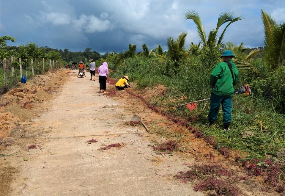 Xã Ia Tơi ra quân tổng vệ sinh môi trường, chỉnh trang nông thôn