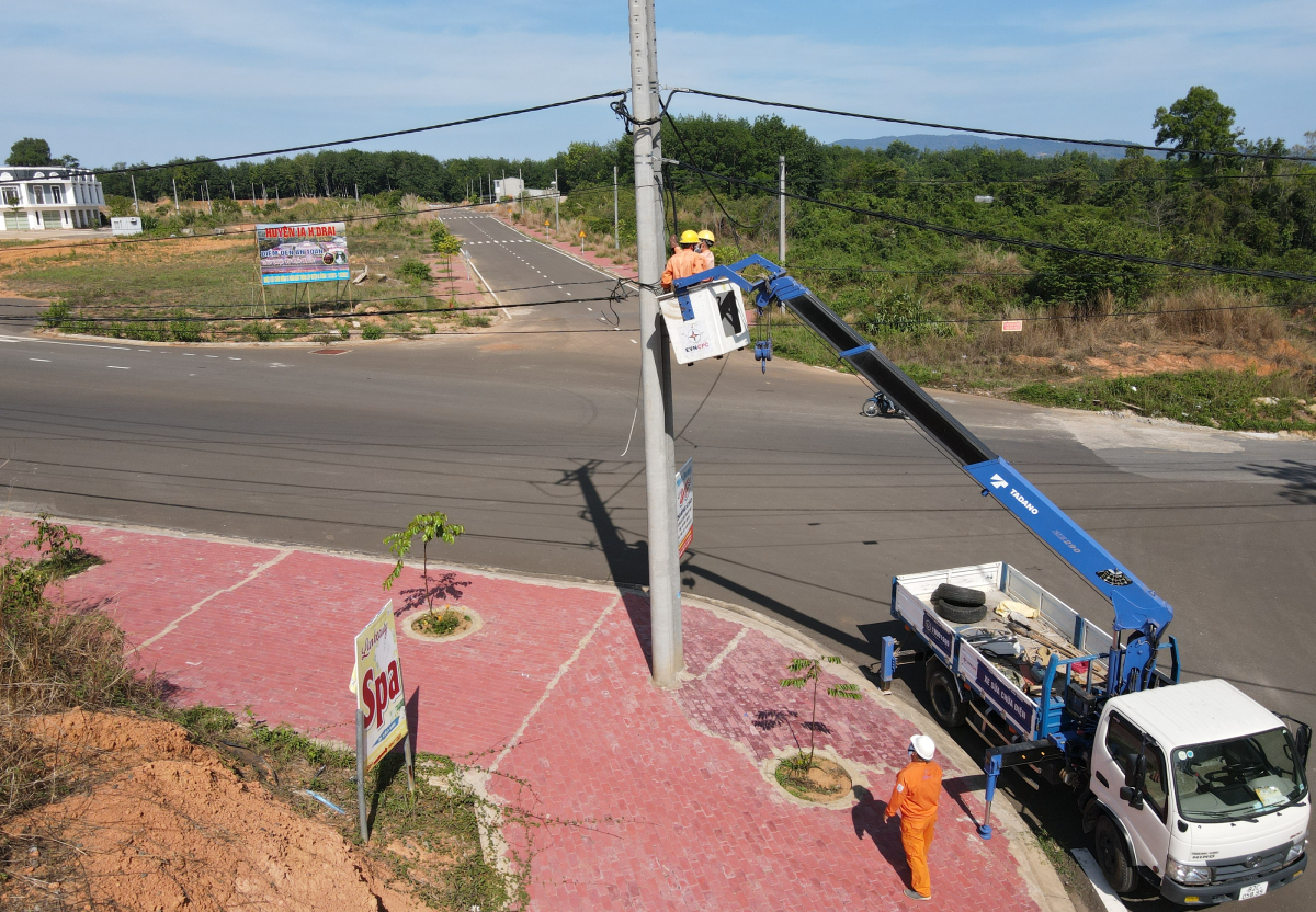 Ngành điện Ia H'Drai góp phần xây dựng nông thôn mới