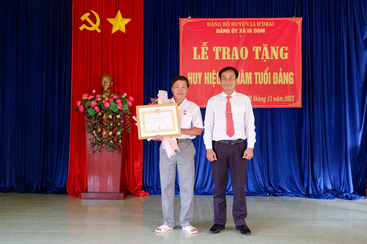 Trao tặng huy hiệu 30 năm tuổi Đảng