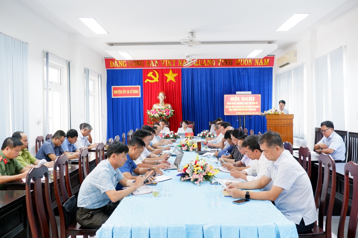 Hội nghị giao ban Thường trực Huyện uỷ với các tổ chức cơ sơ Đảng