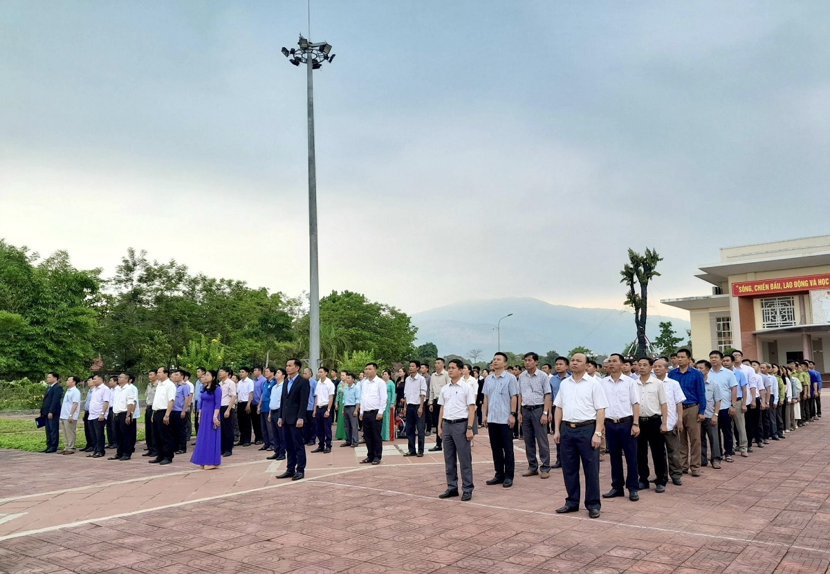 Huyện Ia H'Drai tổ chức Lễ Chào cờ và sinh hoạt tư tưởng dưới Cờ tháng 04/2024